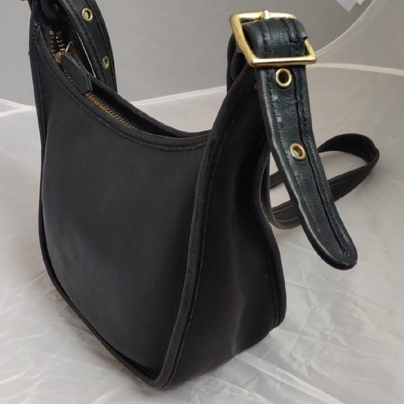 Elegant Black Leather Shoulder Bag - Picture 5 of 11